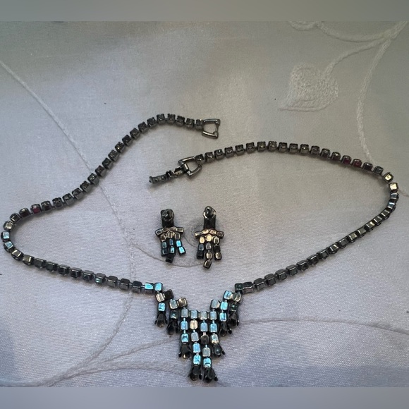 Vintage 14 inch Faux Crystal Neclace with pierced earrings - Picture 2 of 5